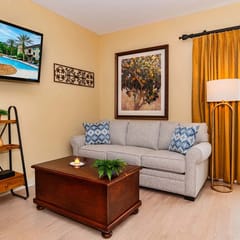 King Suite w/ kitchenette & full size fridge -55 in TV cable -pool & hot tub!