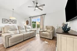 Private balcony-King bed-full kitchen-W/D-community pool & hot tub - Image 2