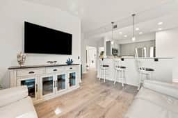 Private balcony-King bed-full kitchen-W/D-community pool & hot tub - Image 4