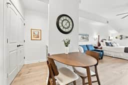 King Suite w/ private balcony - cooking- washer/driver- golf-pool - hot tub - Image 5