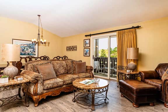 2BR- King- Pool/hot tub- 2-balconies- sleeps 6- near historic district - Image 4