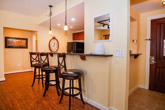 2-BR large private fenced courtyard-close to entrance & pool / hot tub - Image 5