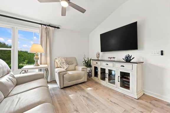 King beds -2 balconies-sleeper sofa-W/D-community pool & hot tub! - Image 2
