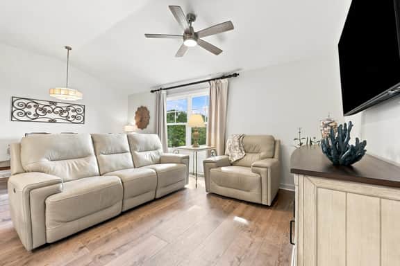 Private balcony-King bed-full kitchen-W/D-community pool & hot tub - Image 2
