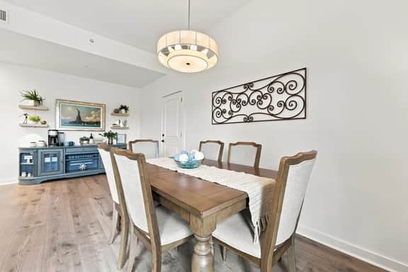 Private balcony-King bed-full kitchen-W/D-community pool & hot tub - Image 5