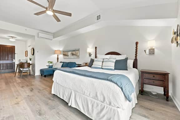 King Suite w/ private balcony - cooking- washer/driver- golf-pool - hot tub - Image 2