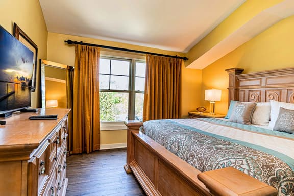 1 BR King bed -private balcony-pool & hot tub-sleeps 4-top floor unit - Image 1