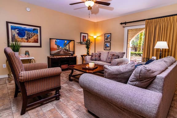 6107-2 ground floor -fenced lanai courtyard -community pool/hot tub - Image 1